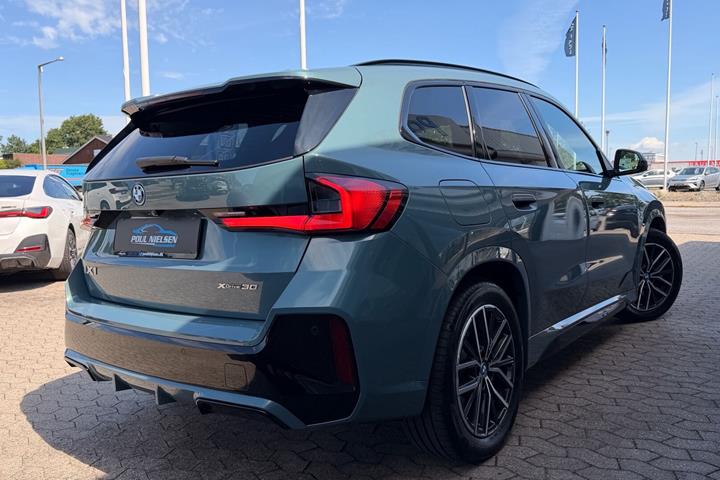 Grøn BMW iX1 fra 2025