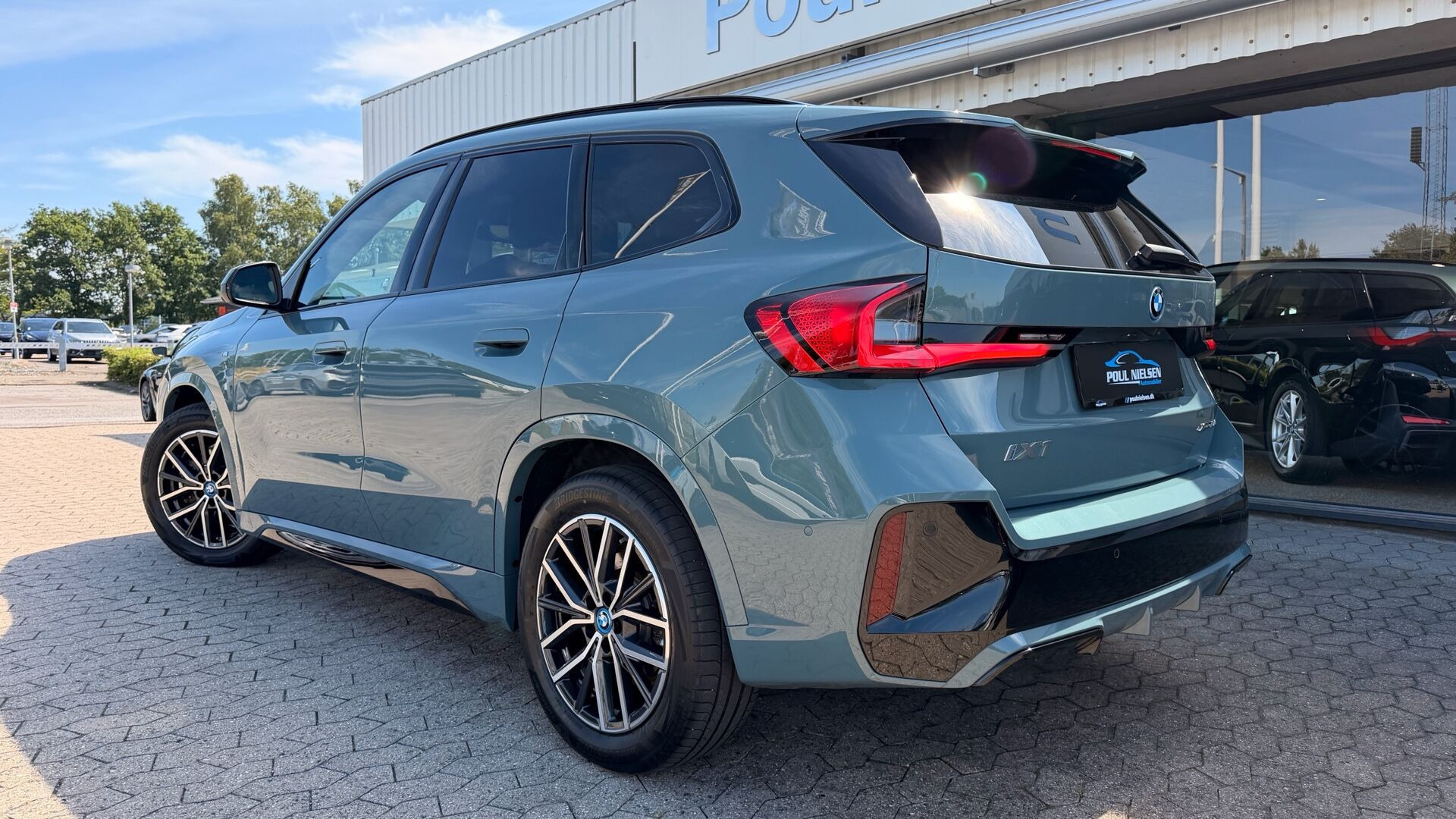 Grøn BMW iX1 fra 2025