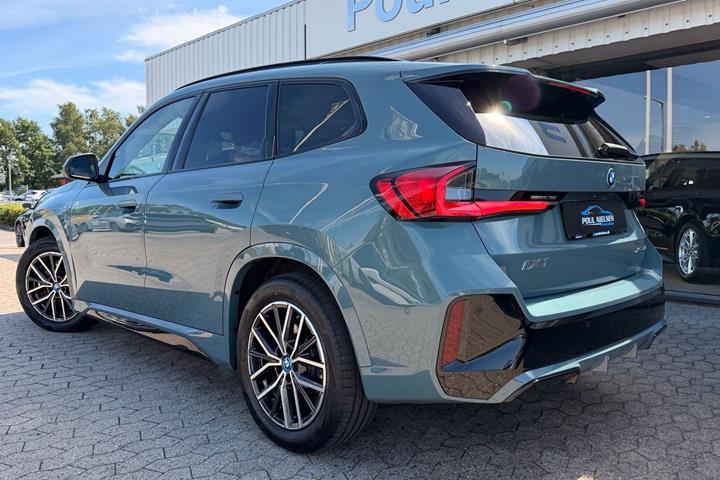 Grøn BMW iX1 fra 2025