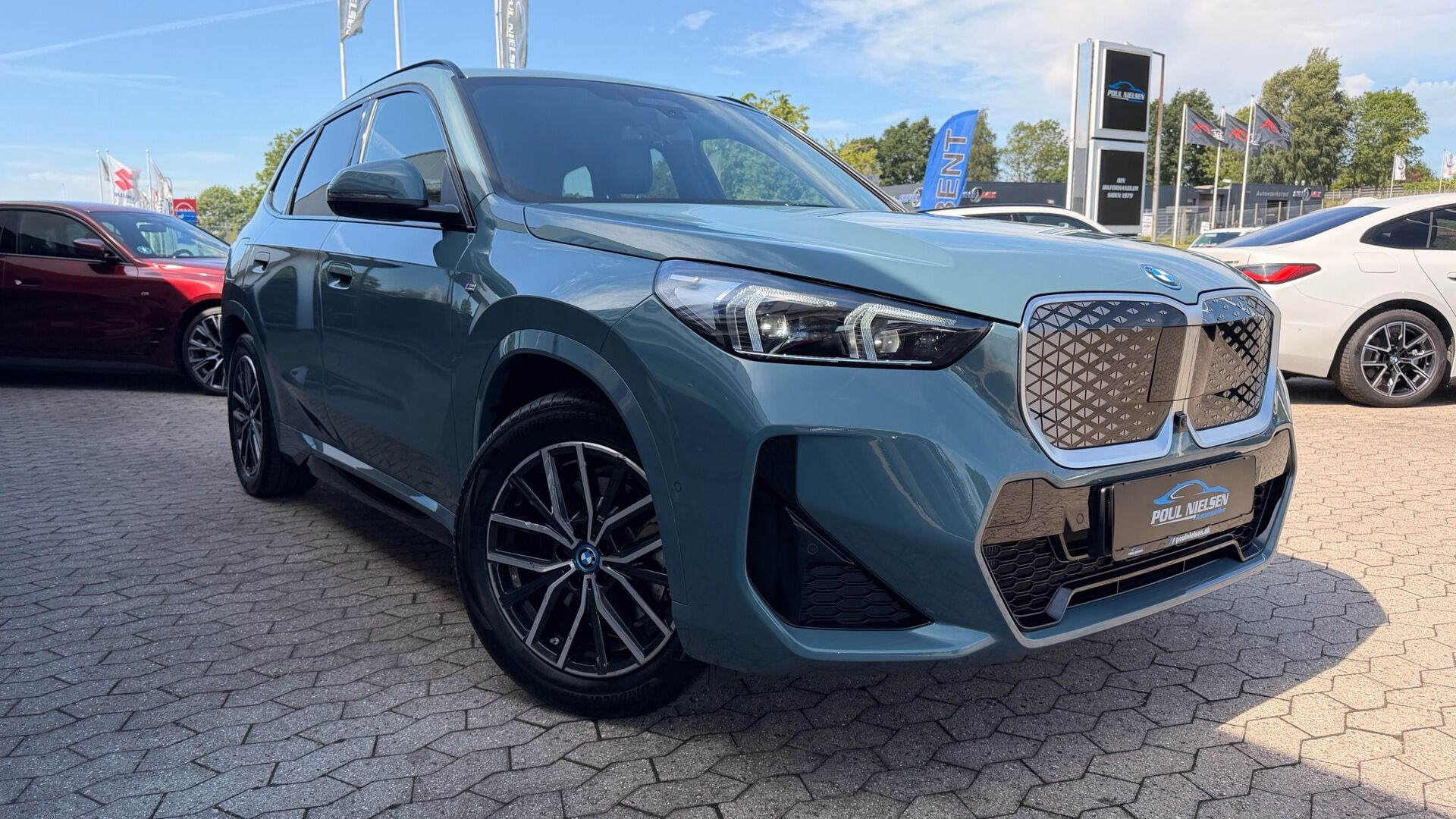 Grøn BMW iX1 fra 2025