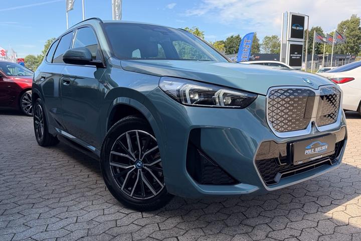 Grøn BMW iX1 fra 2025