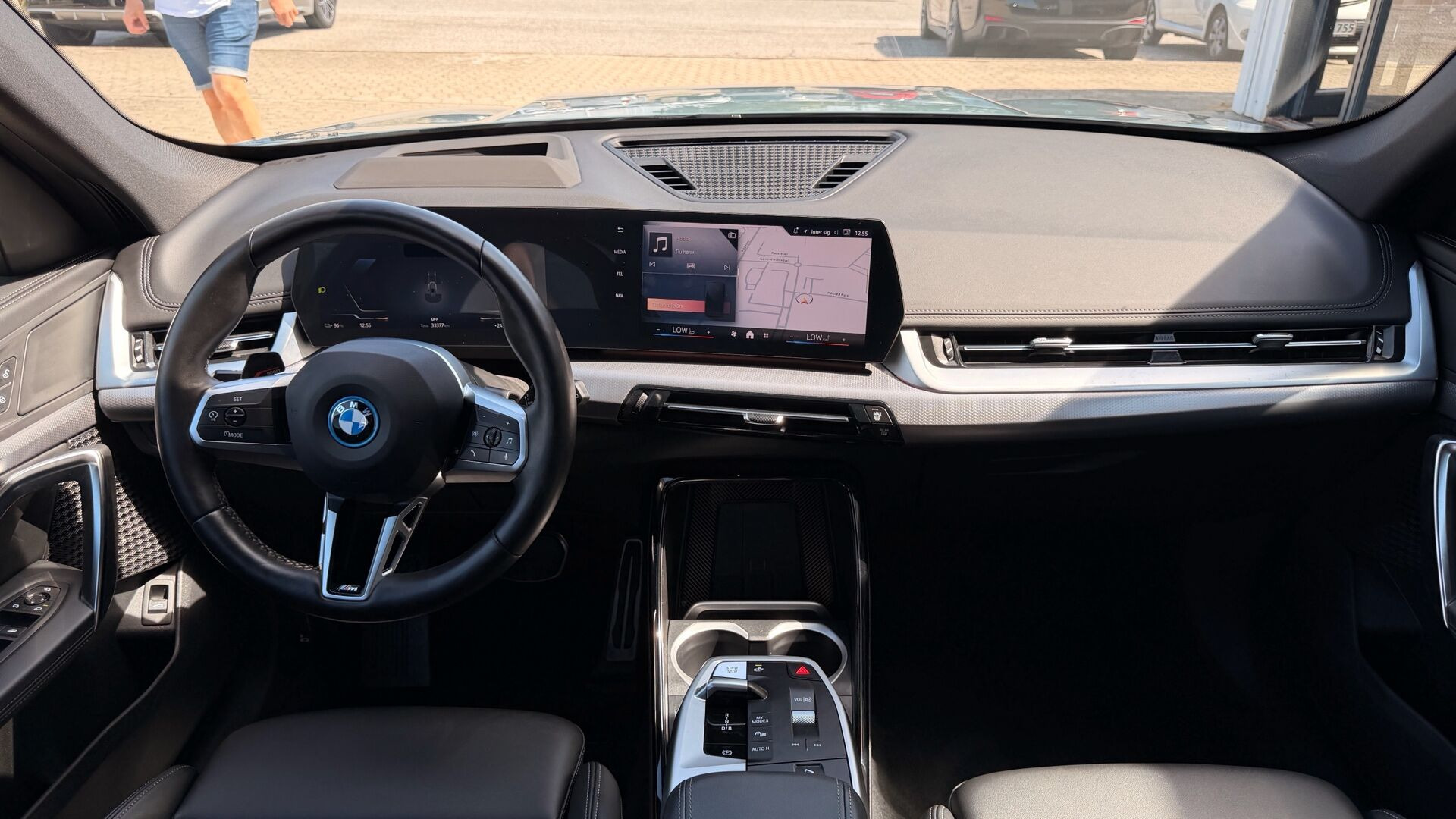 Grøn BMW iX1 fra 2025