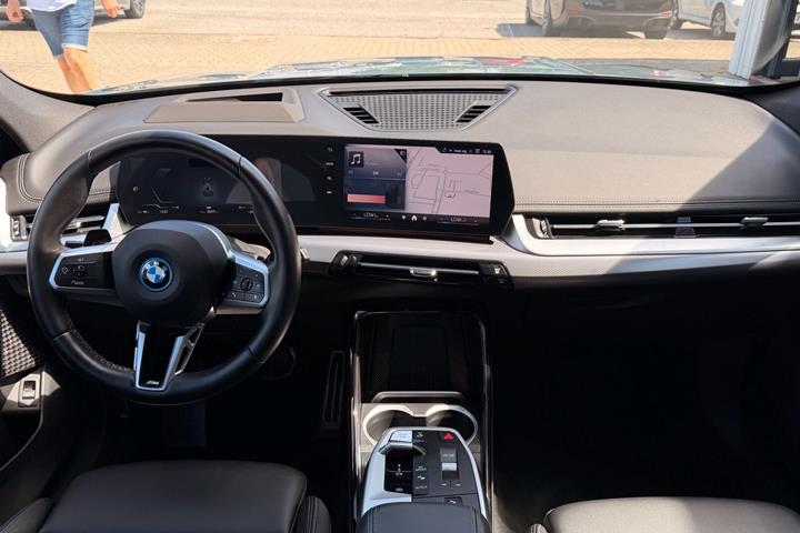 Grøn BMW iX1 fra 2025
