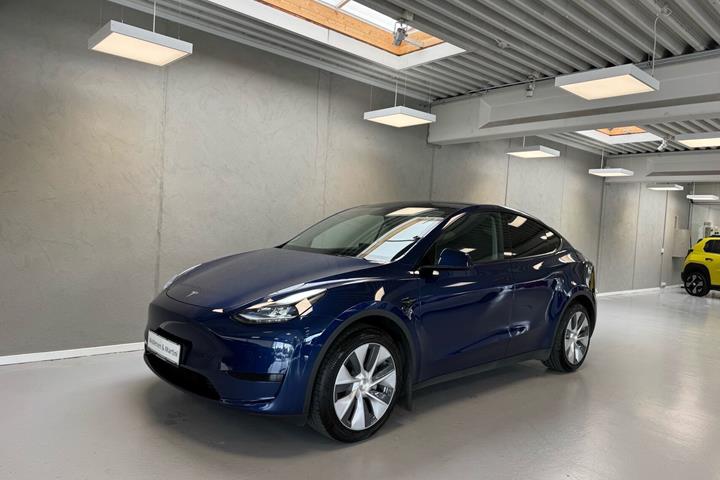 Blå Tesla Model Y fra 2023