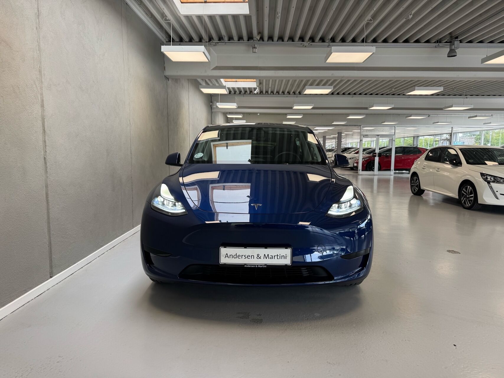 Blå Tesla Model Y fra 2023