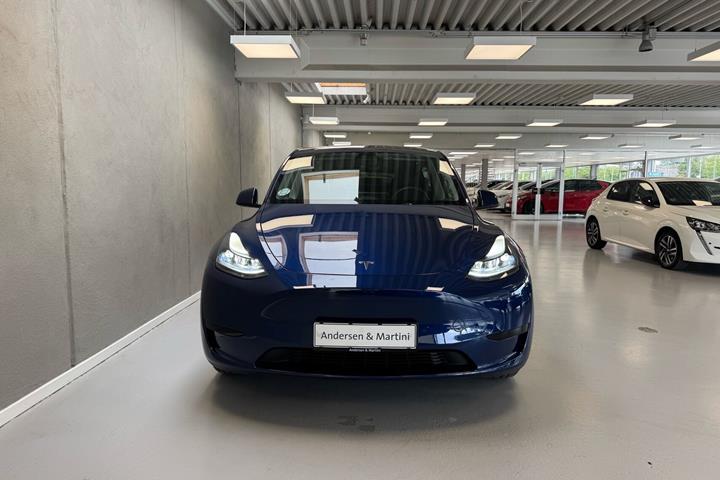 Blå Tesla Model Y fra 2023