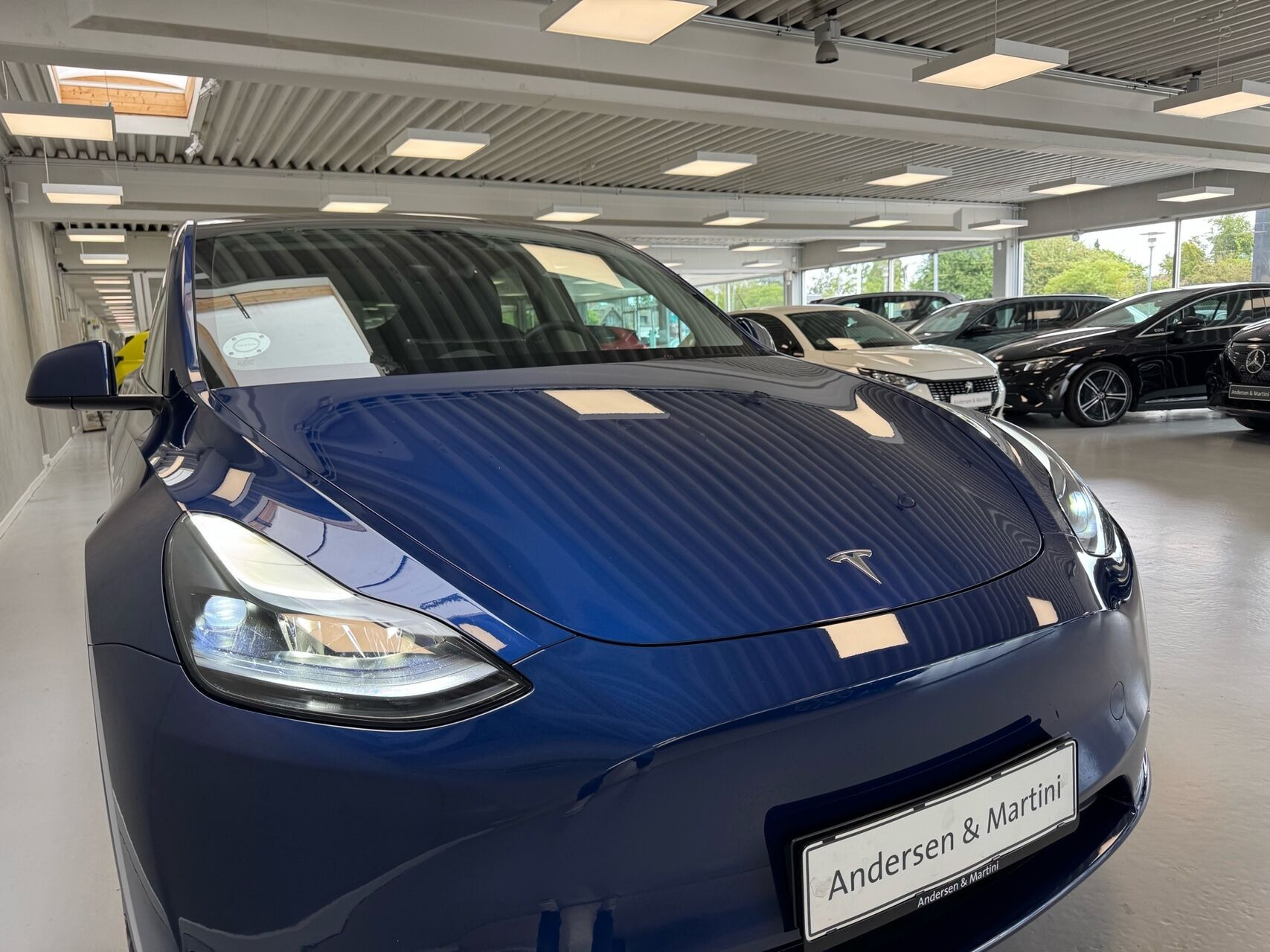 Blå Tesla Model Y fra 2023