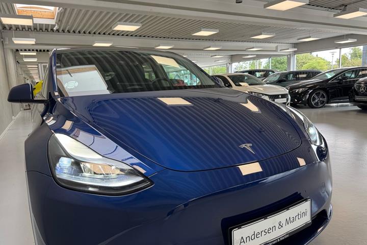 Blå Tesla Model Y fra 2023