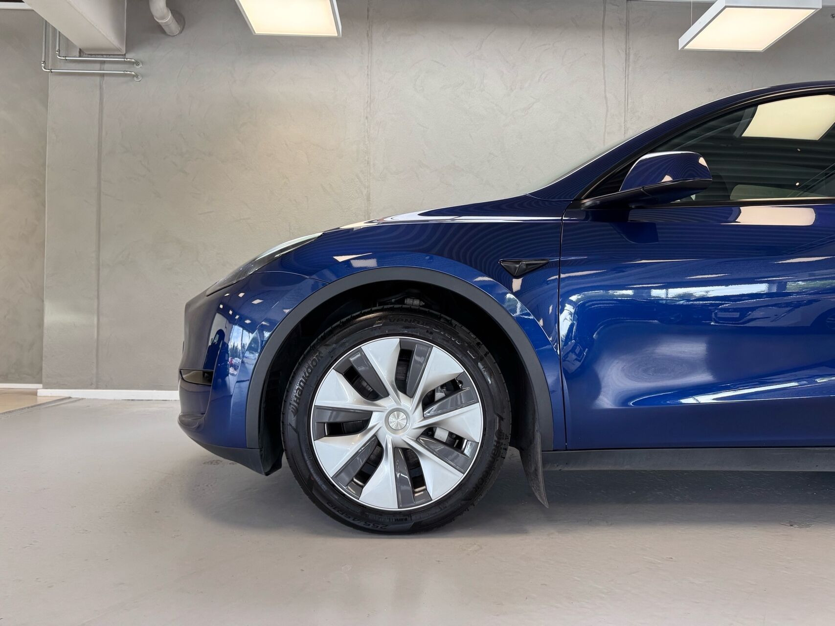 Blå Tesla Model Y fra 2023