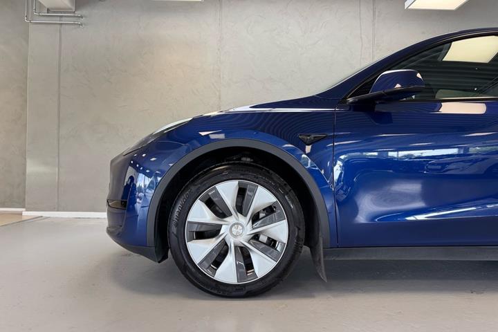 Blå Tesla Model Y fra 2023