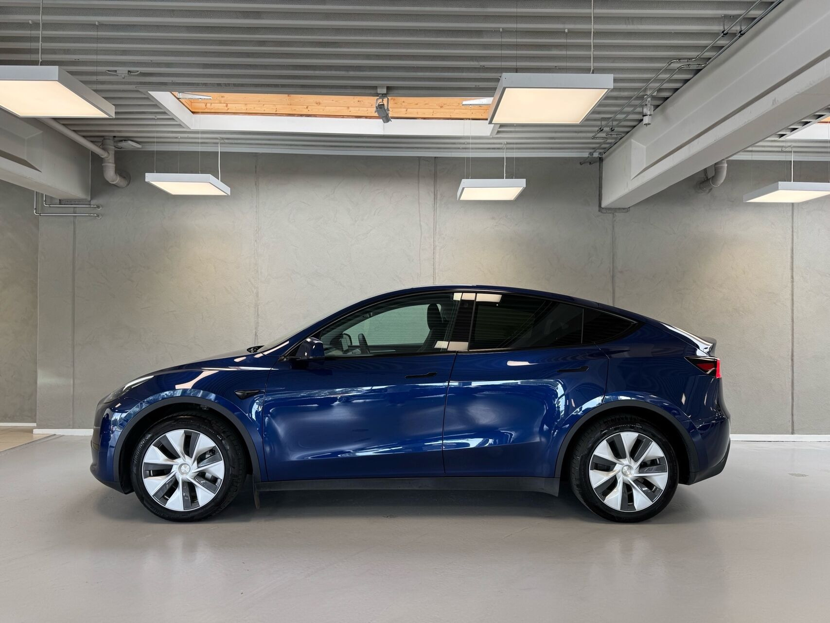 Blå Tesla Model Y fra 2023