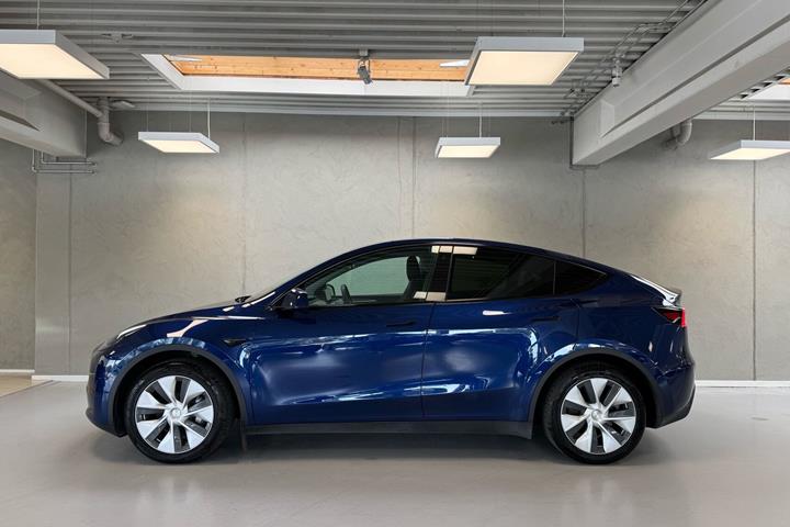 Blå Tesla Model Y fra 2023