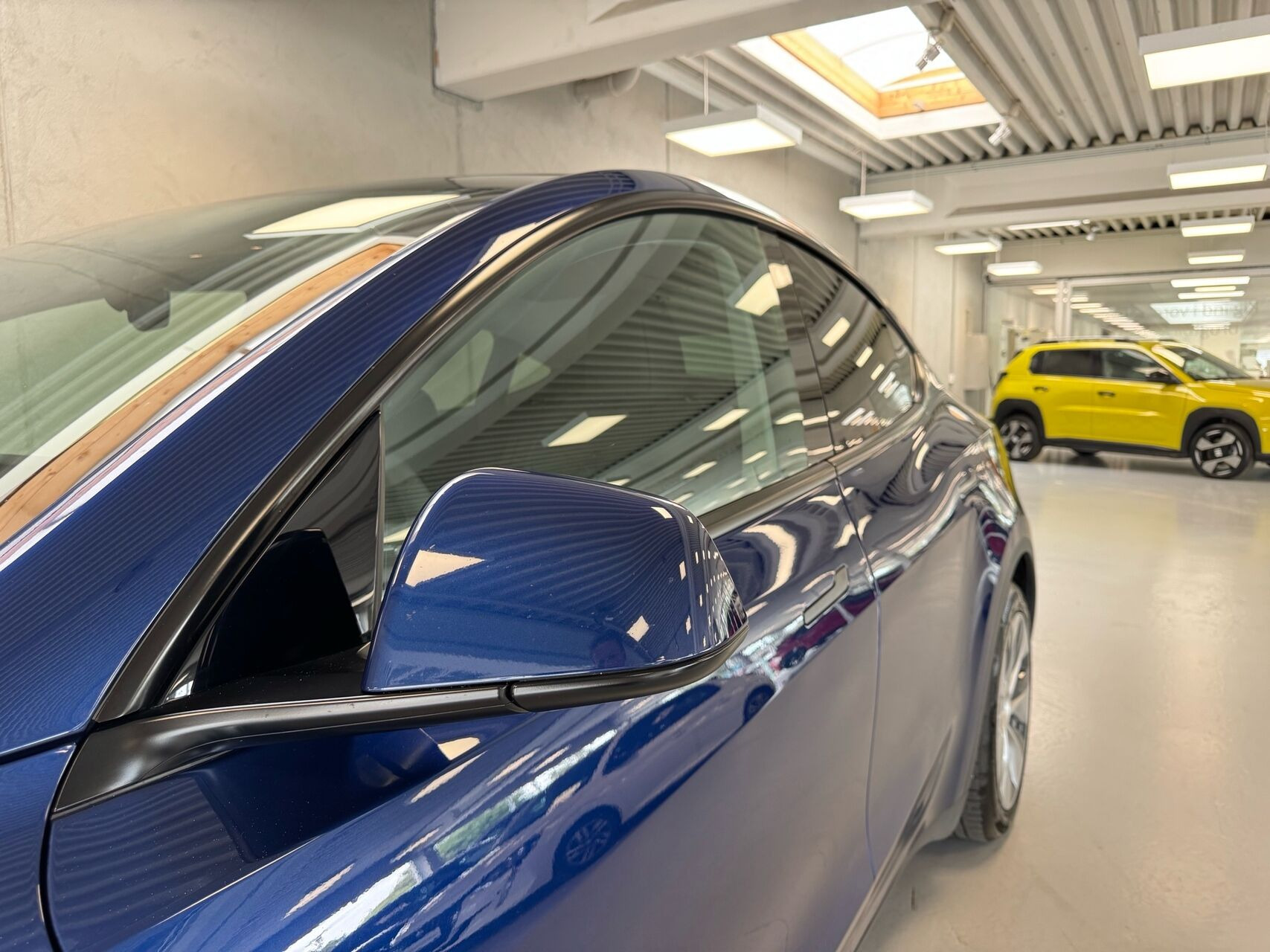 Blå Tesla Model Y fra 2023