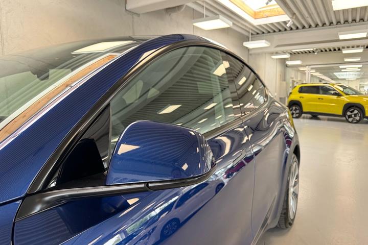 Blå Tesla Model Y fra 2023