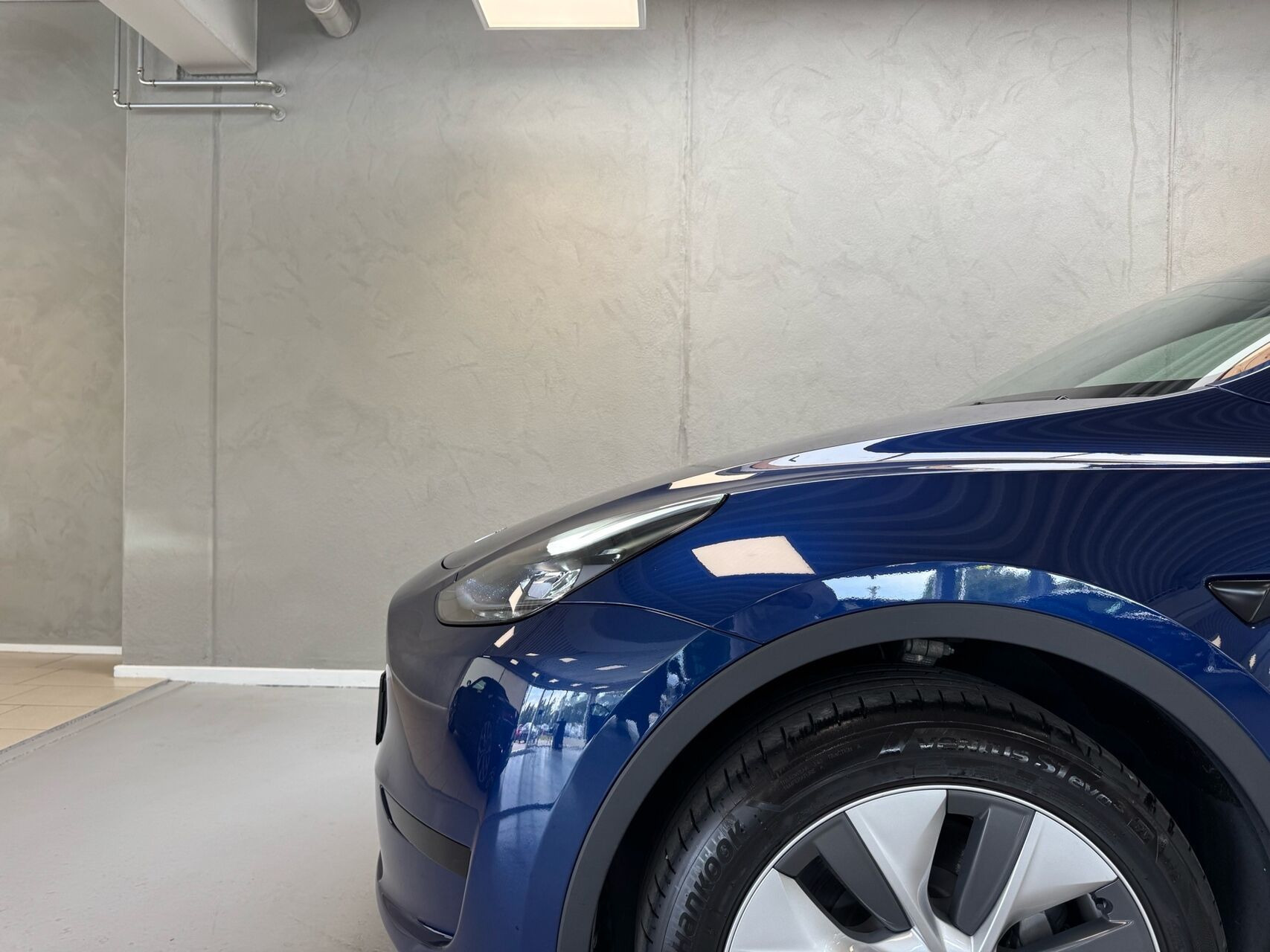 Blå Tesla Model Y fra 2023