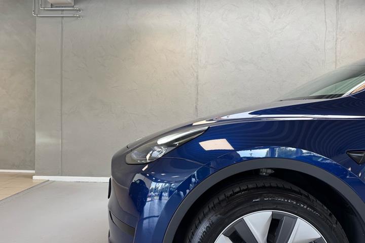 Blå Tesla Model Y fra 2023
