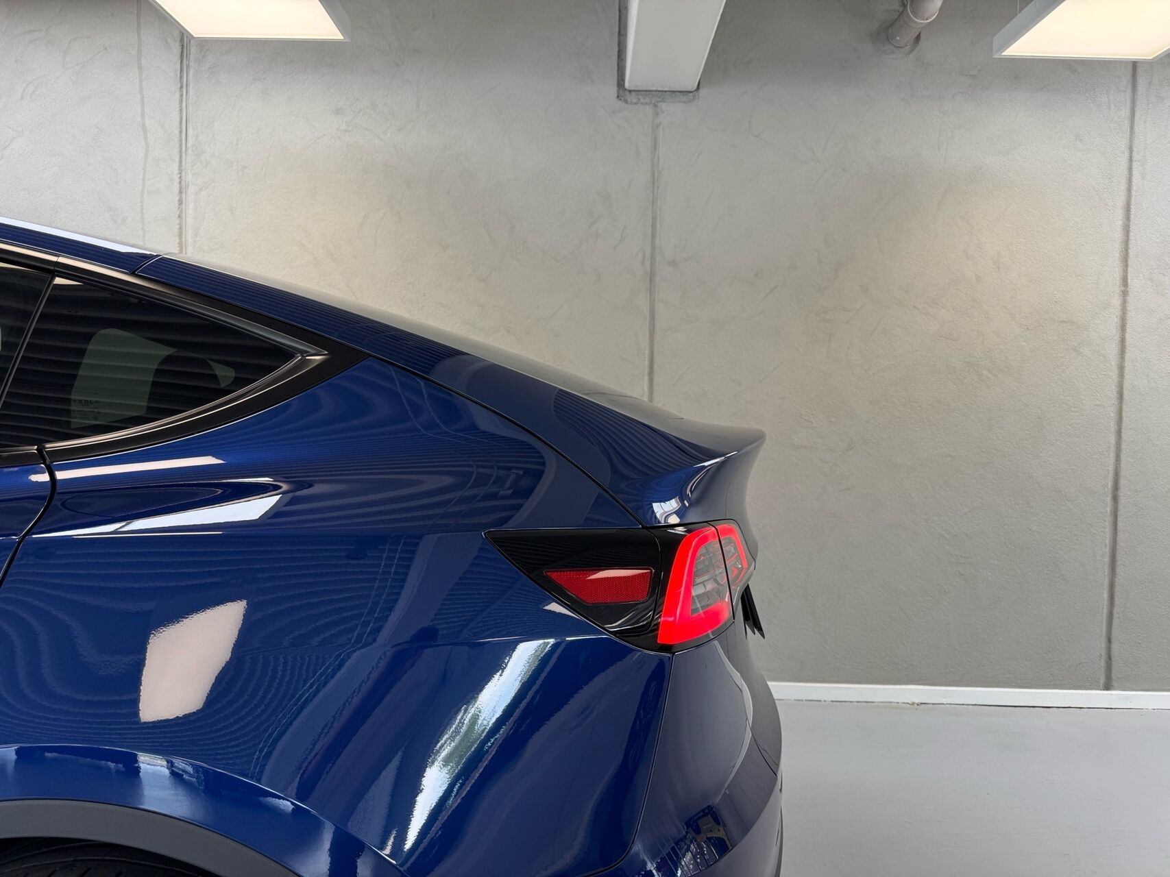 Blå Tesla Model Y fra 2023