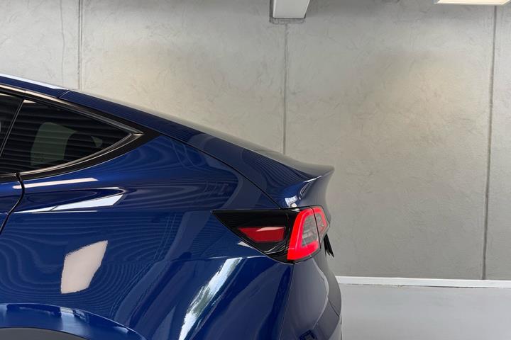 Blå Tesla Model Y fra 2023