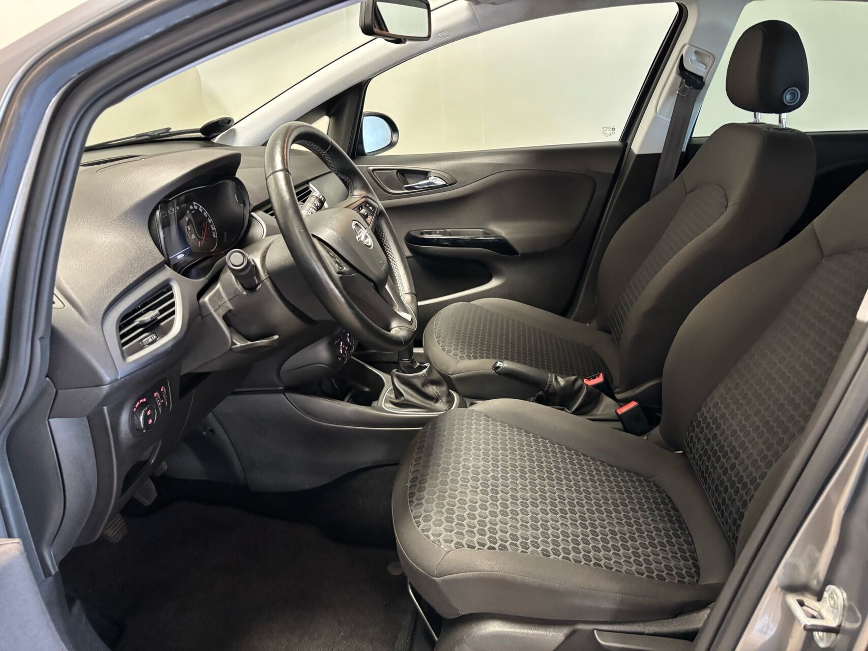 Grå Opel Corsa fra 2019