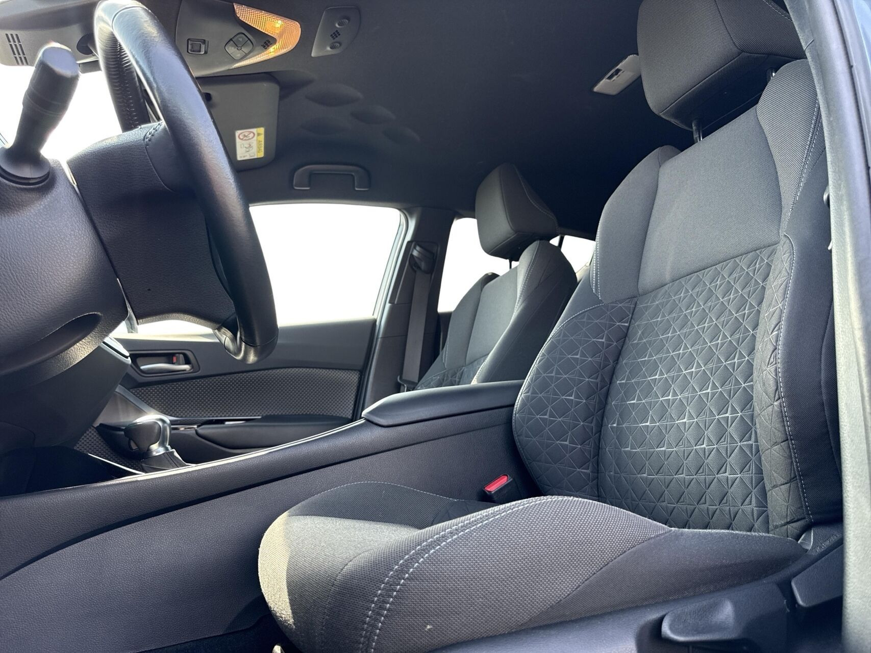 Grå Toyota C-HR fra 2020