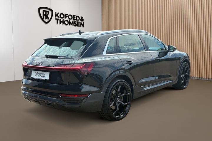 Sort Audi Q8 fra 2023