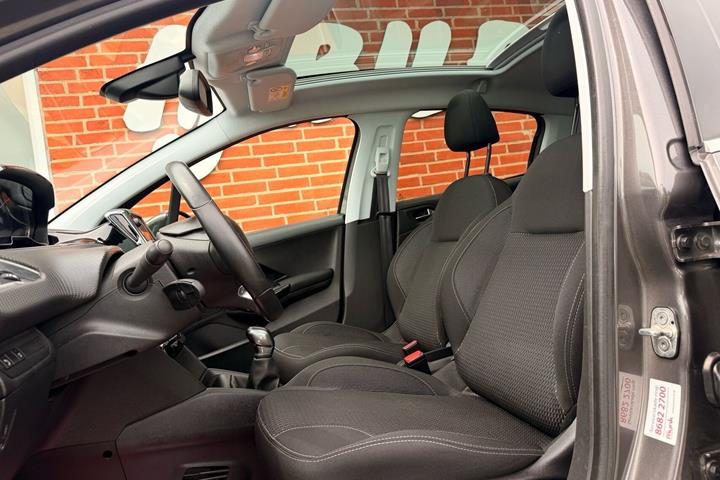 Sort Peugeot 208 fra 2019