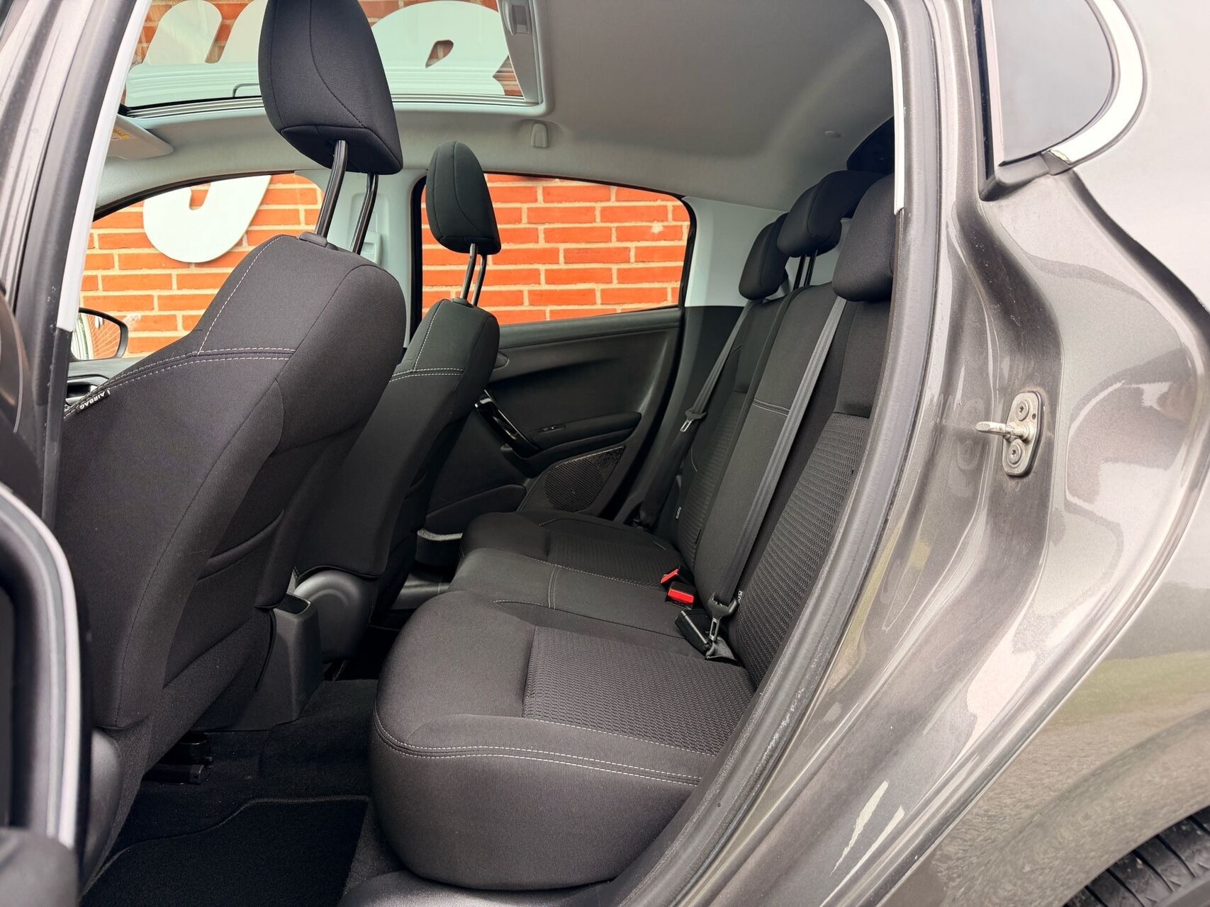 Sort Peugeot 208 fra 2019
