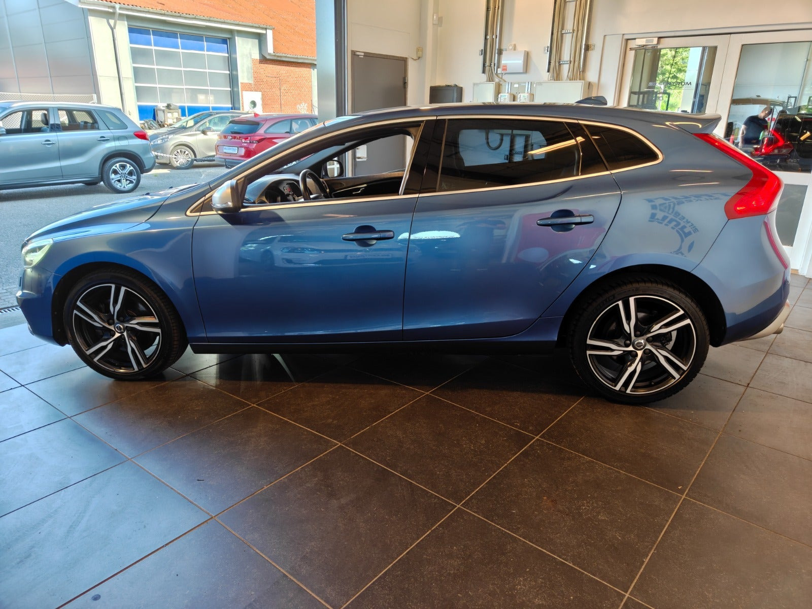 Blå Volvo V40 fra 2017