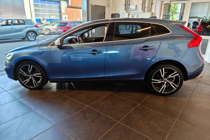 Blå Volvo V40 fra 2017