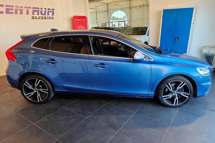 Blå Volvo V40 fra 2017