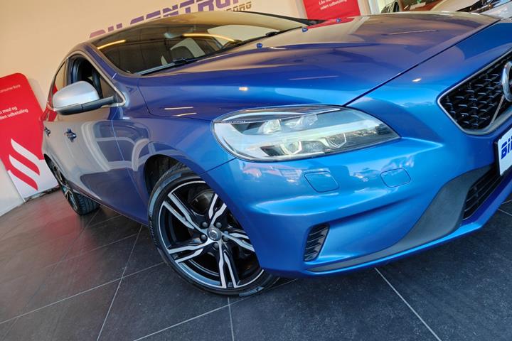 Blå Volvo V40 fra 2017