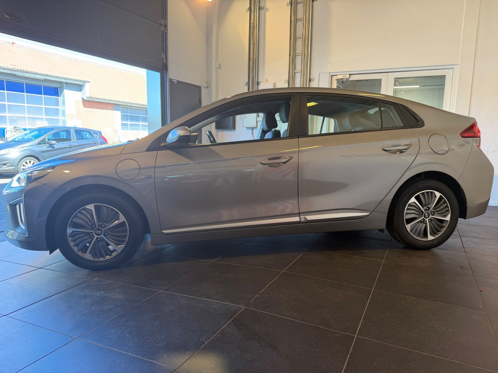 Grå Hyundai Ioniq fra 2020
