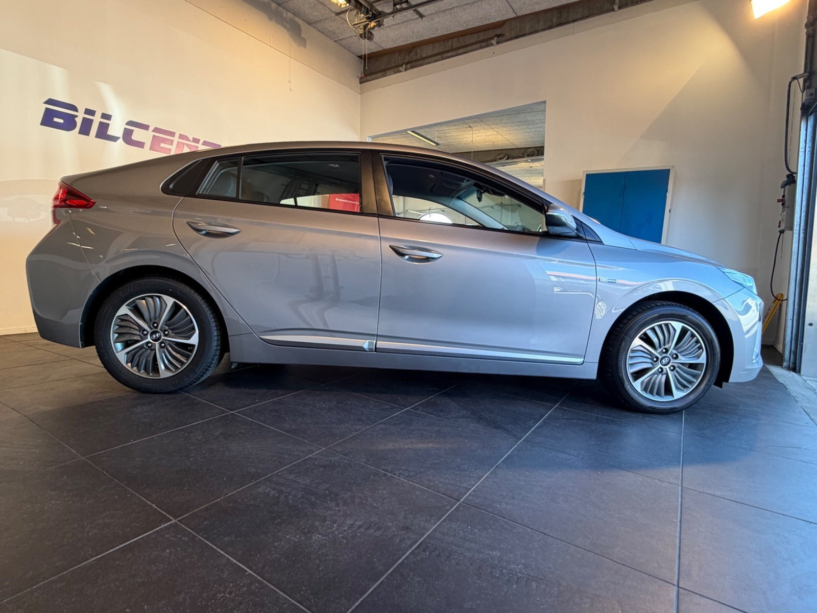 Grå Hyundai Ioniq fra 2020