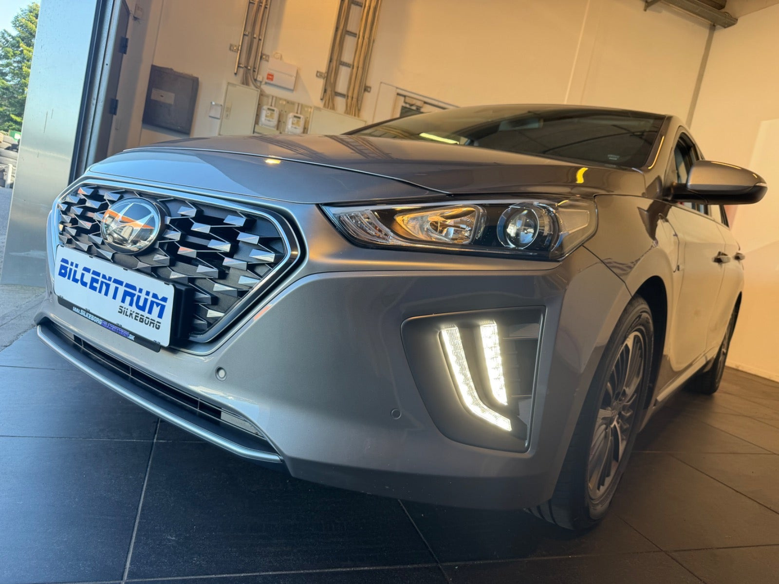 Grå Hyundai Ioniq fra 2020