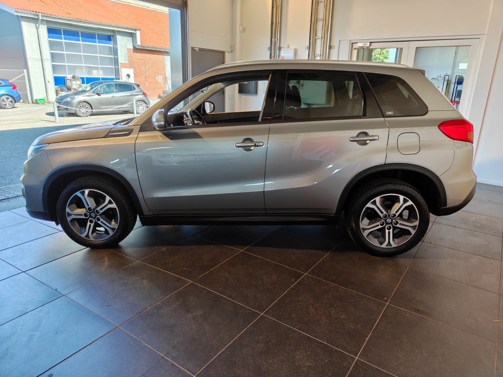 Grå Suzuki Vitara fra 2015