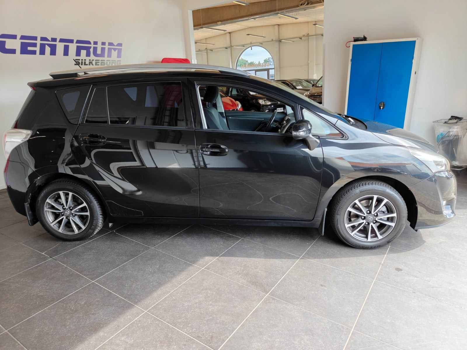 Sort Toyota Verso fra 2014