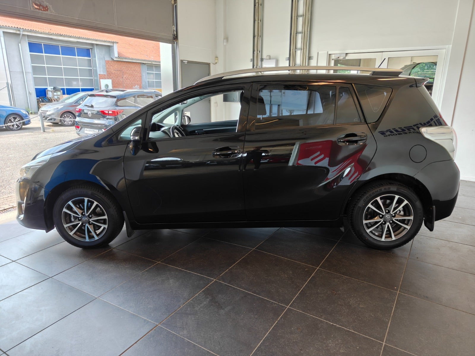 Sort Toyota Verso fra 2014