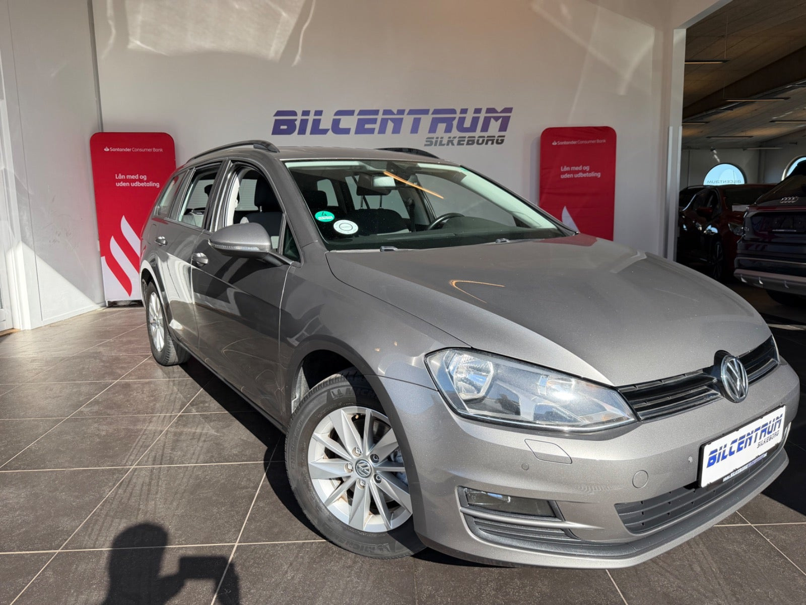 Grå VW Golf VII fra 2015