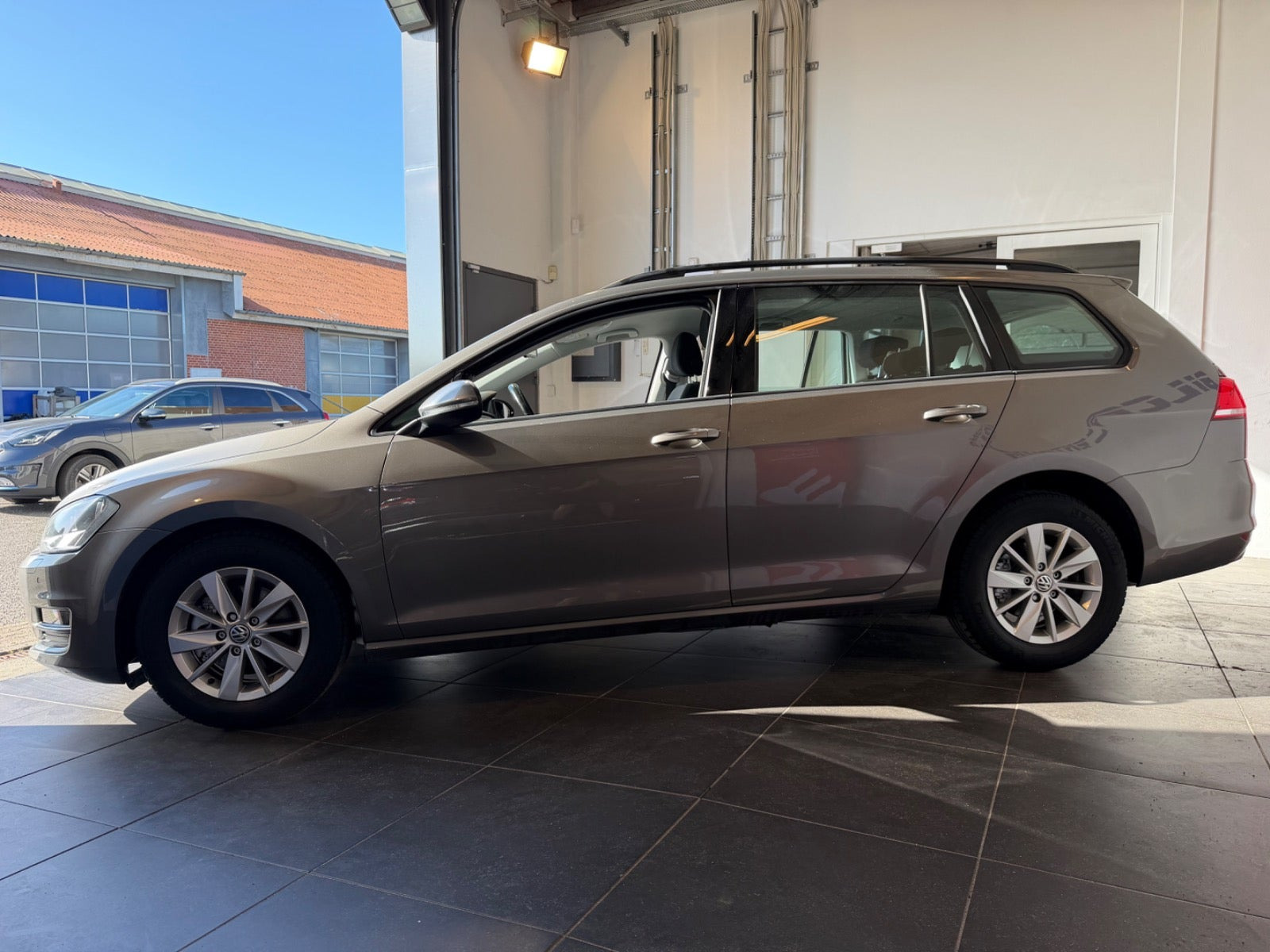 Grå VW Golf VII fra 2015