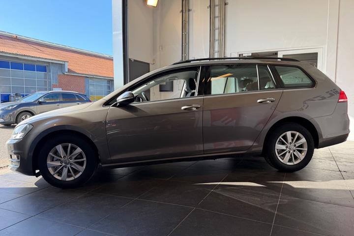 Grå VW Golf VII fra 2015
