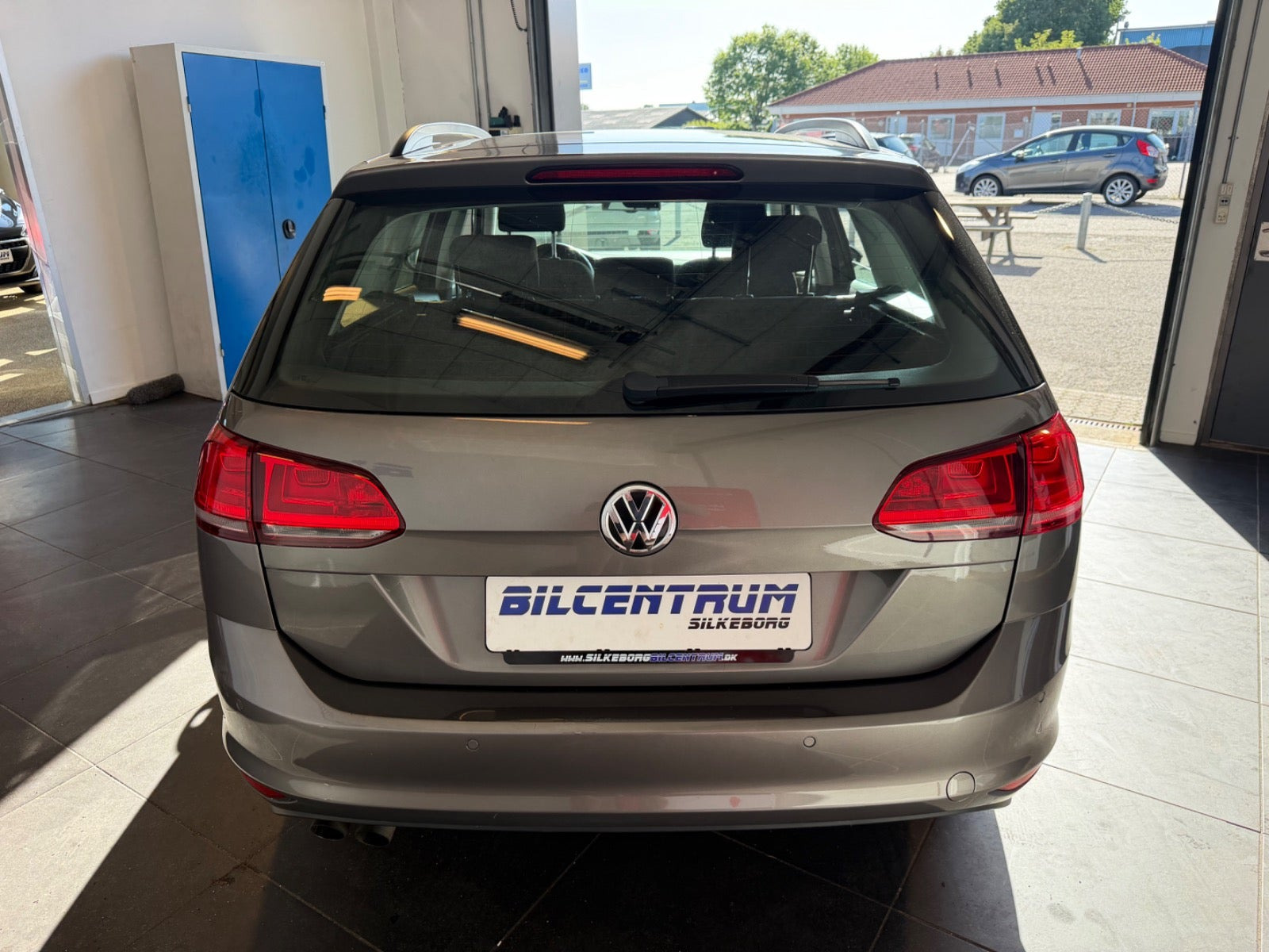Grå VW Golf VII fra 2015