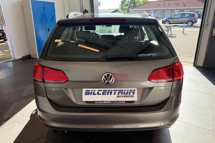 Grå VW Golf VII fra 2015