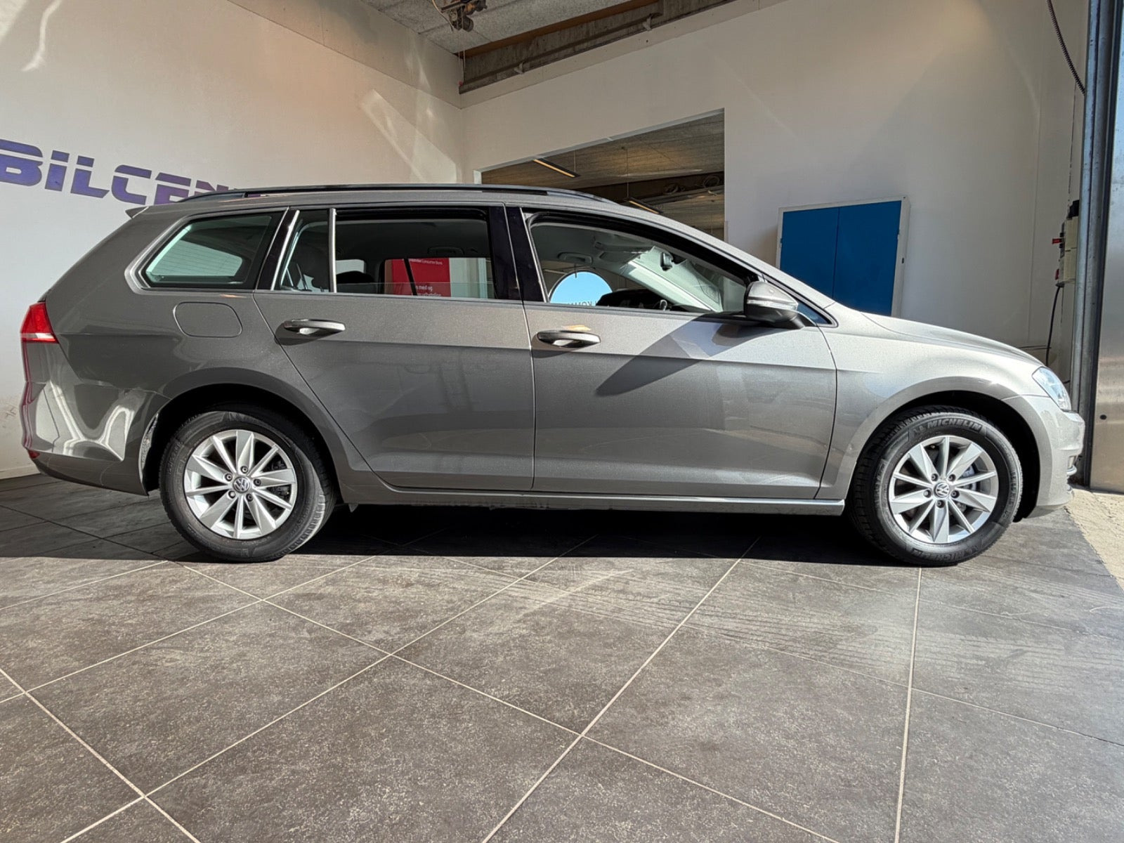Grå VW Golf VII fra 2015