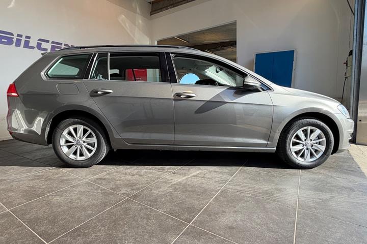 Grå VW Golf VII fra 2015