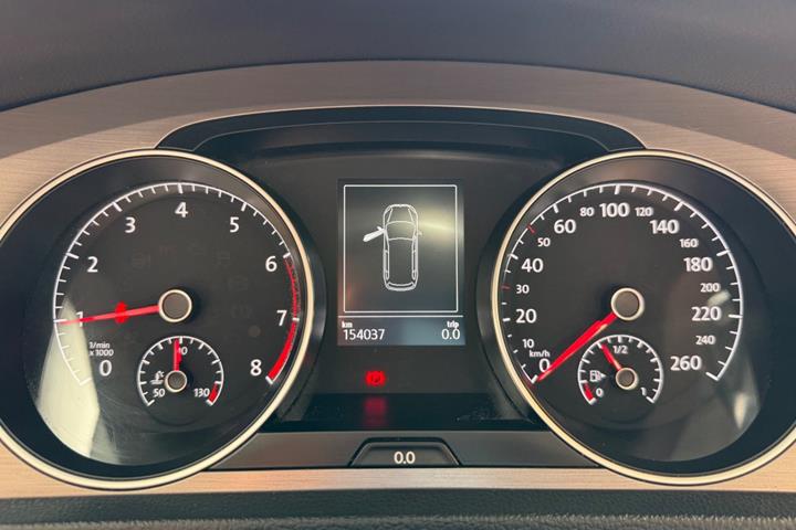 Grå VW Golf VII fra 2015