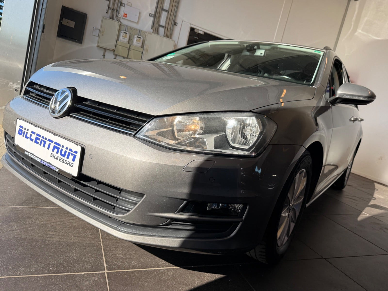 Grå VW Golf VII fra 2015