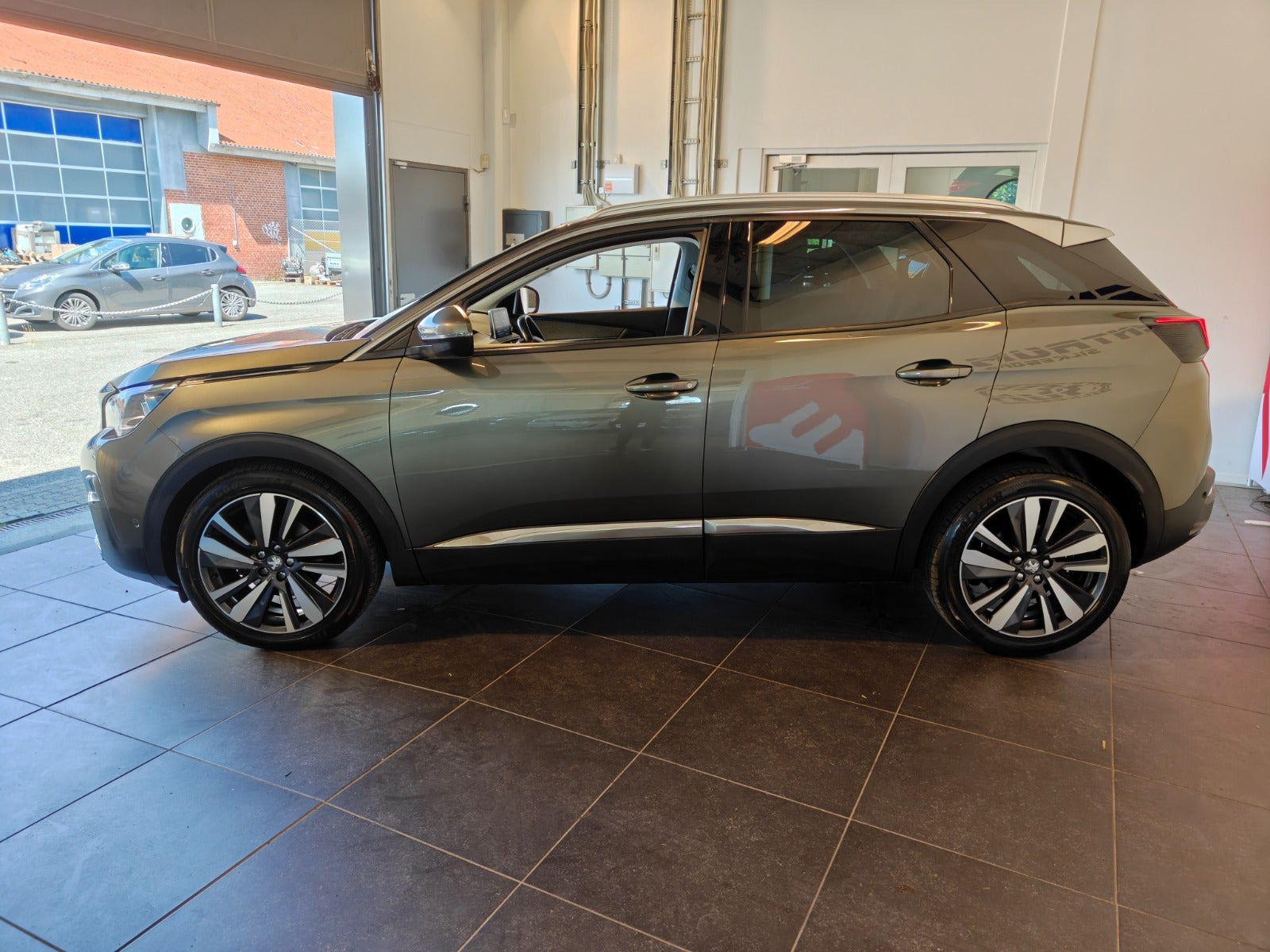 Grå Peugeot 3008 fra 2020