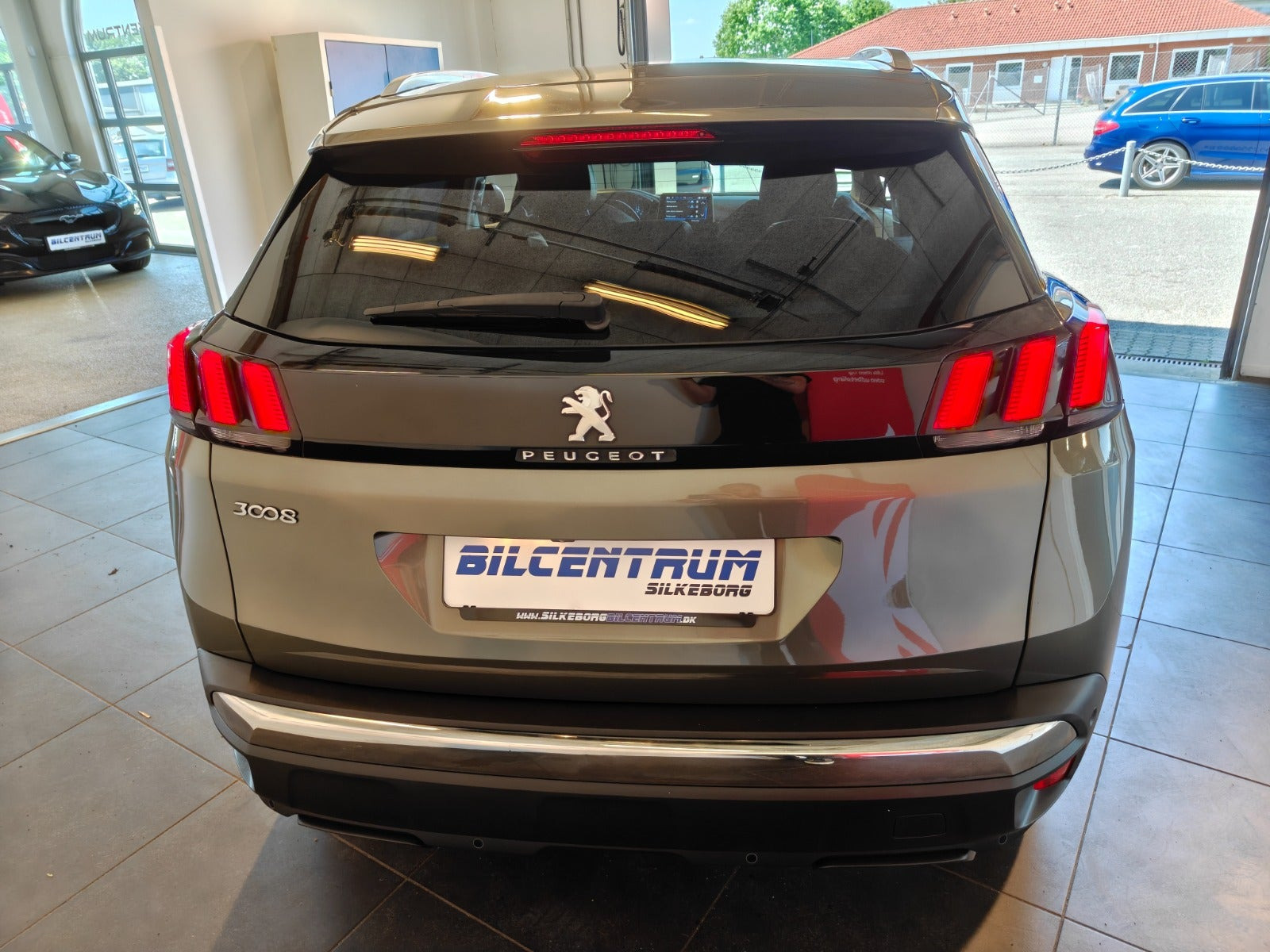 Grå Peugeot 3008 fra 2020