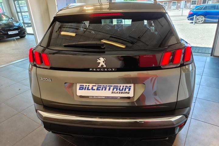 Grå Peugeot 3008 fra 2020