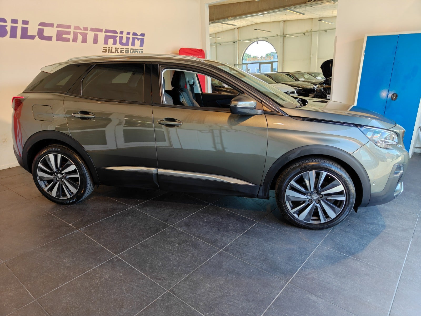 Grå Peugeot 3008 fra 2020